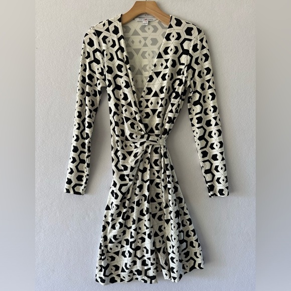 Diane Von Furstenberg Black White Abstract Graphics Valencia Wrap Dress Size 4 - Picture 2 of 9